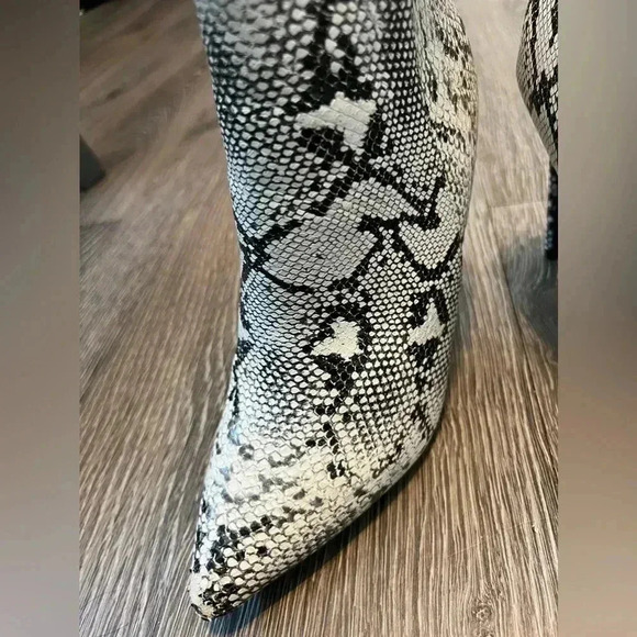 Charlotte Russe snakeskin booties size 7 - Picture 5 of 7
